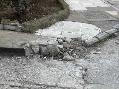 Κατεστραμμένο πεζοδρόμιο επί της Αναγνωστοπούλου και Δημοκρίτου