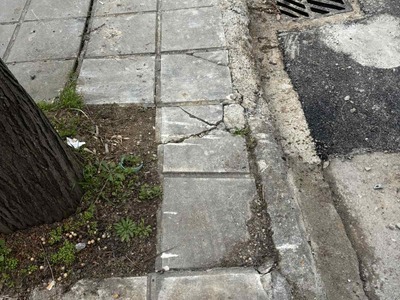 Σπασμένα πεζοδρόμια στη Μακεδονίας από κατασκευή σχάρες ομβρύων  	Μακεδονίας