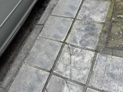 Σπασμένα πεζοδρόμια στη Μακεδονίας από κατασκευή σχάρες ομβρύων  	Μακεδονίας