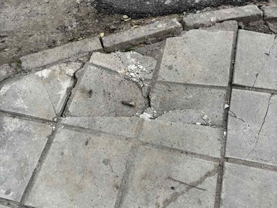 Σπασμένα πεζοδρόμια στη Μακεδονίας από κατασκευή σχάρες ομβρύων  	Μακεδονίας