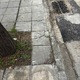 Σπασμένα πεζοδρόμια στη Μακεδονίας από κατασκευή σχάρες ομβρύων   Μακεδονίας