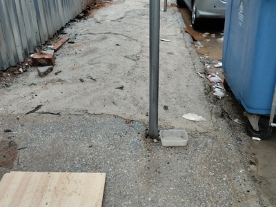 Σκούπισμα στους κάδους στην οδό Σίμου Λιανιδη 8