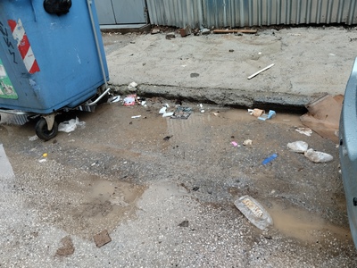 Σκούπισμα στους κάδους στην οδό Σίμου Λιανιδη 8