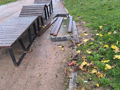 Κατεστραμμένο παγκάκι  Πάρκο «Κυρίλλου και Μεθοδίου»