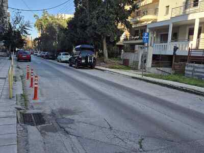 Παράνομα κολωνάκια στο οδοστρωμα