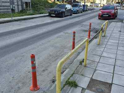 Παράνομα κολωνάκια στο οδοστρωμα