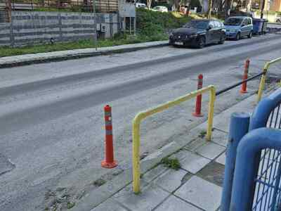 Παράνομα κολωνάκια στο οδοστρωμα