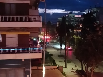 Καμενη λάμπα σε κεντρική κολόνα