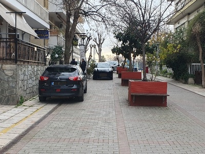 Πεζόδρομος στα λόγια, πάρκινγκ στην πράξη