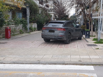 Πεζόδρομος στα λόγια, πάρκινγκ στην πράξη