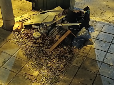 Διάφορα "μπάζα" προς αποκομιδή