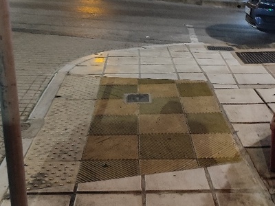 ραμπες ΑΜΕΑ και κολονακια  Ι.Πασσαλίδη με Χρυσάνθου