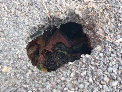 τρύπα στην άσφαλτο  Ολυμπιάδος με Θέτιδος