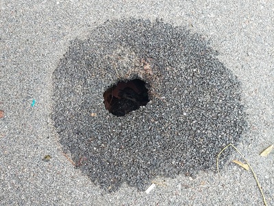 τρύπα στην άσφαλτο  Ολυμπιάδος με Θέτιδος