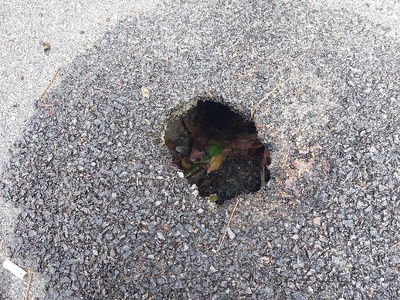 τρύπα στην άσφαλτο  Ολυμπιάδος με Θέτιδος