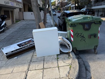 Παρατημενα απορριματα εδω κ 10 μερες  	Πέτρου Λεβαντή