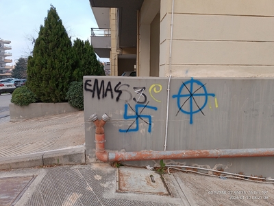 Σβάστικα στον τοίχο 	Θεοφράστου