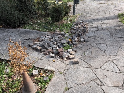 Αφαιρέθηκαν καλλωπιστικες πέτρες . Πάρκο Τζοβάνη Βασίλη (Πραξιτέλους, Νικολάου Στρατού, Αμφιτρίτης)