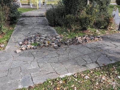 Αφαιρέθηκαν καλλωπιστικες πέτρες . Πάρκο Τζοβάνη Βασίλη (Πραξιτέλους, Νικολάου Στρατού, Αμφιτρίτης)