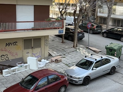 Ογκωδη αντικειμενα κ σπασμενα γυαλια  Μακροχωρίου