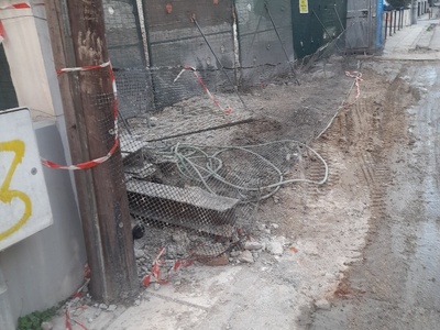 αμμεσα Σε αυτην κατασταση ειναι το πεζοδρομιο   Απ παυλου