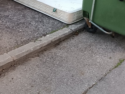 Στρώμα κρεβατιού πισω απο κάδους σκουπιδιών  	Ήρας