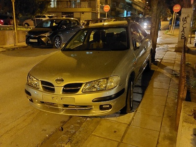 Παρατημένο οχημα σε παζοδρομιο Αγίου Νικολάου