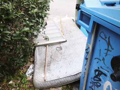 Βαρύ στρώμα δίπλα σε κάδο