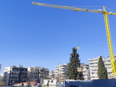 Γερανός πάνω από το 2ο νηπιαγωγείο