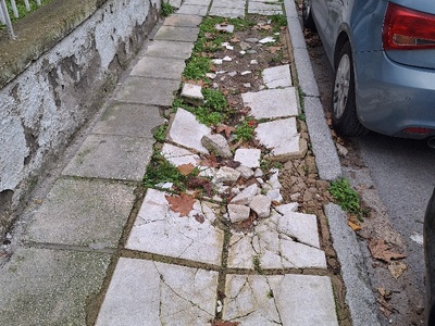 Φθαρμένο πεζοδρόμιο