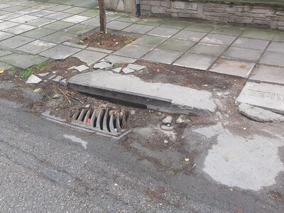 Εκτεταμένη καταστροφή πεζοδρομίου