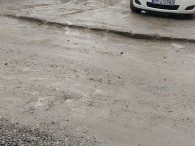 Νηπιαγωγείο περιτριγυρισμένο από λάσπη