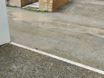 Νηπιαγωγείο περιτριγυρισμένο από λάσπη