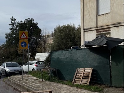 Παρανομη τοποθετγση παλετων στο οδοστρωμα  Ομήρου