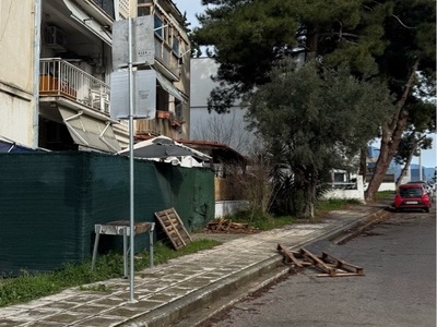 Παρανομη τοποθετγση παλετων στο οδοστρωμα  Ομήρου