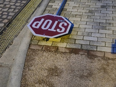 Πεσμένη πινακίδα οδοσήμανσης  Ιουστινιανού