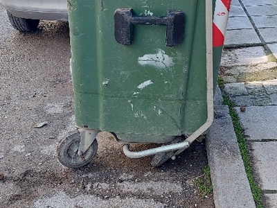 Πράσινος κάδος με σπασμενη ρόδα  Ανδρούτσου