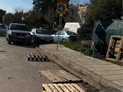 ΠΑΡΑΝΟΜΗ ΤΟΠΟΘΕΤΗΣΗ ΠΑΛΕΤΩΝ ΣΤΟ ΟΔΟΣΤΡΩΜΑ  Ομήρου