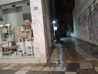 Ξυλωμενα πλακάκια συο πεζοδρόμιο  Ιωάννη Πασαλίδη