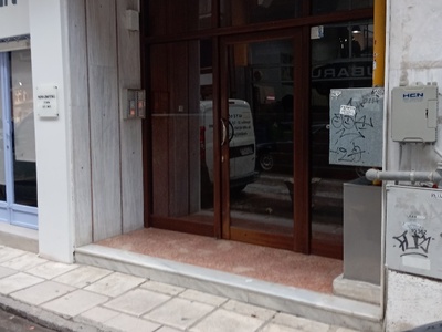 Καταπάτηση  δρομου  τοποθέτησαν τσιμεντένιες γλάστρες     Ευριπίδου