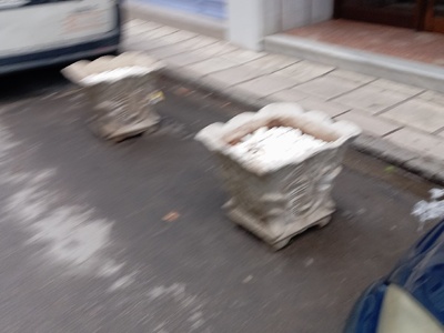 Καταπάτηση  δρομου  τοποθέτησαν τσιμεντένιες γλάστρες     Ευριπίδου