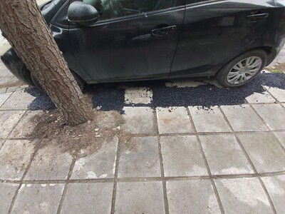 Εκτεταμένη καταστροφή πεζοδρομίου   Ρόδου 6 και Καλύμνου 1