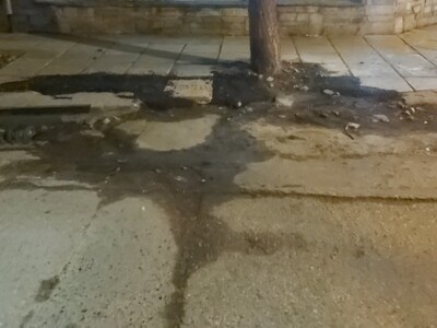 Εκτεταμένη καταστροφή πεζοδρομίου   Ρόδου 6 και Καλύμνου 1