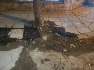 Εκτεταμένη καταστροφή πεζοδρομίου   Ρόδου 6 και Καλύμνου 1