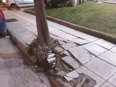 Επικίνδυνο πεζοδρόμιο στη συμβολή Κωνσταντίνου Καραμανλή & Άρη Βελουχιώτη