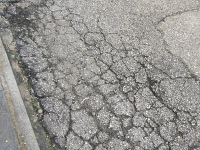 ΤΡΥΠΑ ΣΤΗΝ ΑΣΦΑΛΤΟ  ΚΥΡΙΑΚΙΔΟΥ