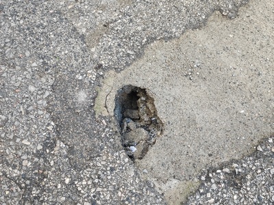 ΤΡΥΠΑ ΣΤΗΝ ΑΣΦΑΛΤΟ  ΚΥΡΙΑΚΙΔΟΥ