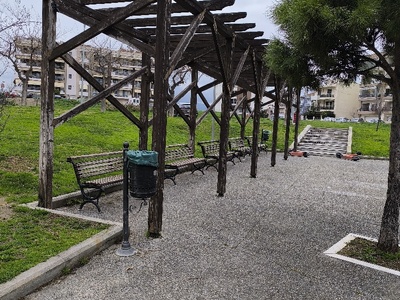 Ξυλινη πέργκολα στο πάρκο  	Ανδρέα Παπανδρέου