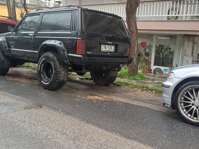 Ξελάσπωμα αυτοκιμήτου στον δρόμο.  Μυστακίδου