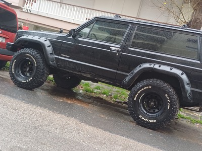 Ξελάσπωμα αυτοκιμήτου στον δρόμο.  Μυστακίδου